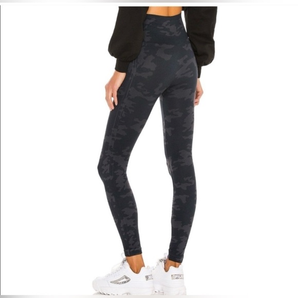 Spanx Look At Me Now Seamless Camo Leggings Women’s Size Medium NWT - Picture 2 of 13